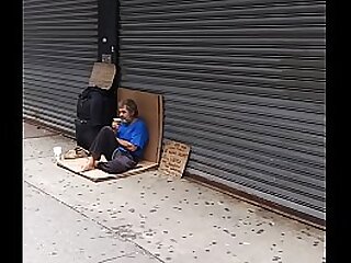 Ayudando a un homeless
