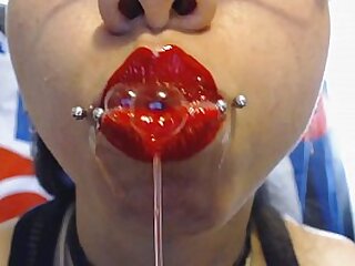 Lábios vermelhos brilhantes com água na boca e cuspir um monte de saliva
