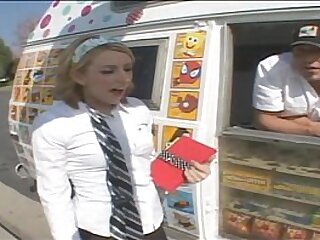 Giovane babe scopata nel camion di gelato